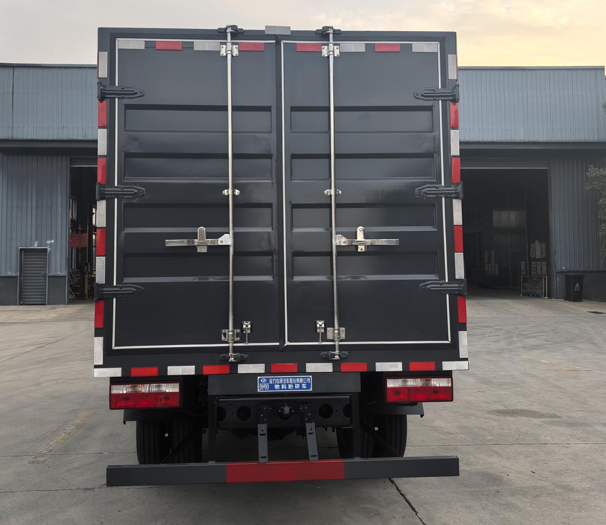 程力威牌CLW5042TWFCDP型物料粉碎车