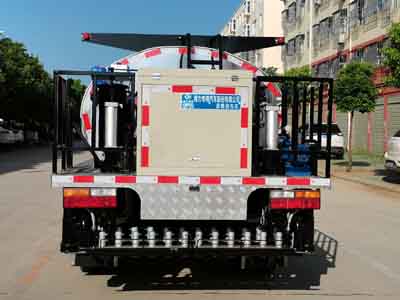 程力威牌CLW5082GLQY6型沥青洒布车