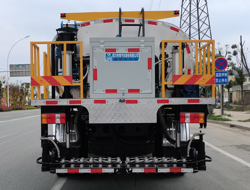 程力威牌CLW5160GLQZ6型沥青洒布车