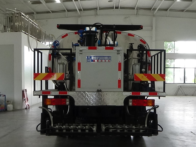 程力威牌CLW5162GLQALY型沥青洒布车