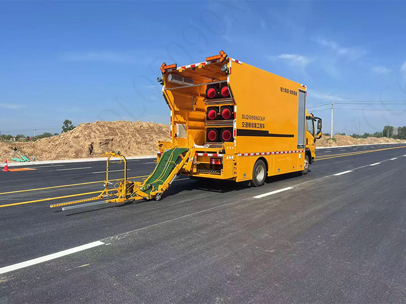DLQ5090XGC6JF交通锥收集工程车